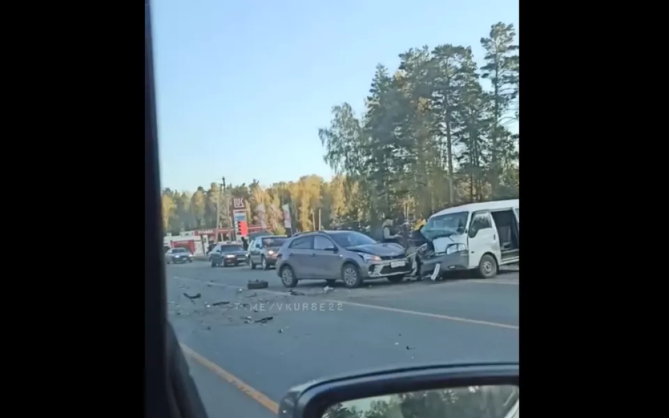 На новосибирской трассе после ДТП раскидало прицеп и колеса