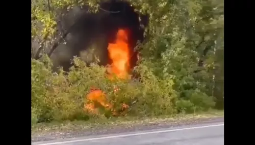 Вытащили женщину: перед Сростками перевернулась и загорелась легковушка