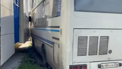 Пассажирский автобус в Бийске въехал в стену пятиэтажного дома