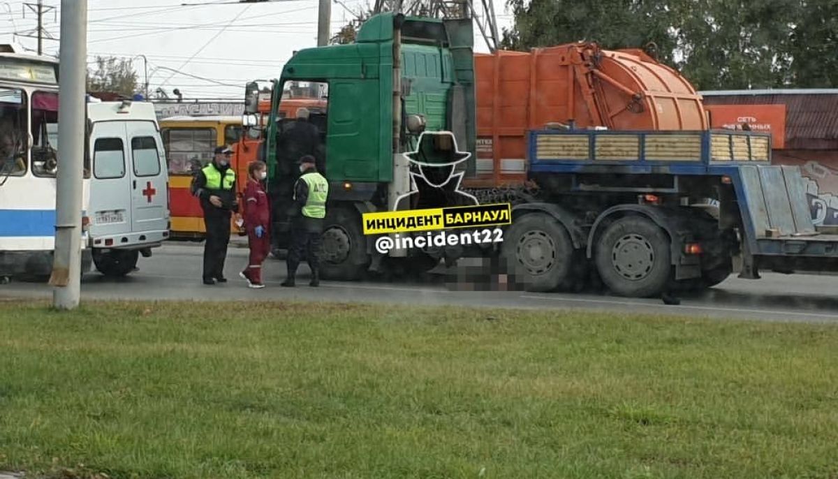 Мужчина погиб под колесами фуры, перебегая дорогу в Барнауле - Толк  28.09.2021