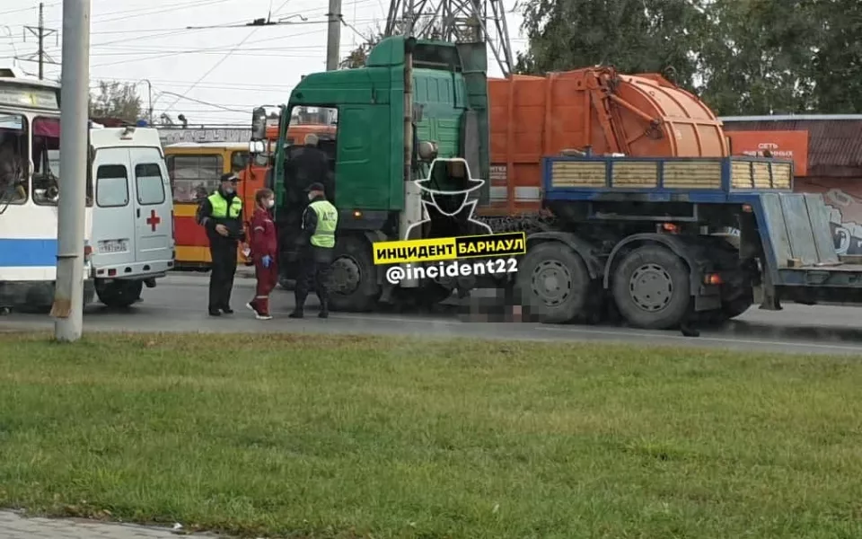 В Барнауле грузовик насмерть сбил мужчину, перебегавшего через дорогу