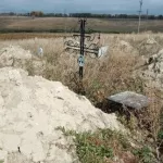 На бийском кладбище ухоженные могилы засыпали кучами глины