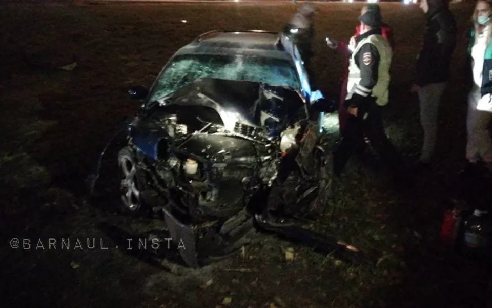 В Барнауле автомобиль разбился о колонну рекламного щита