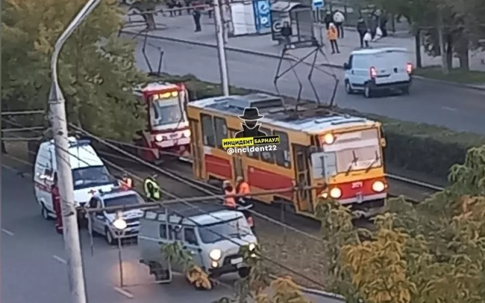 Трамваи в Барнауле остановились на час из-за падения пассажирки