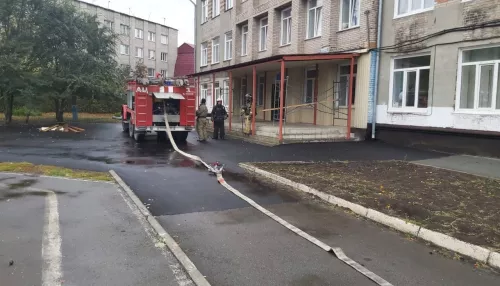 210 детей эвакуировали из школы Барнаула из-за замыкания проводки