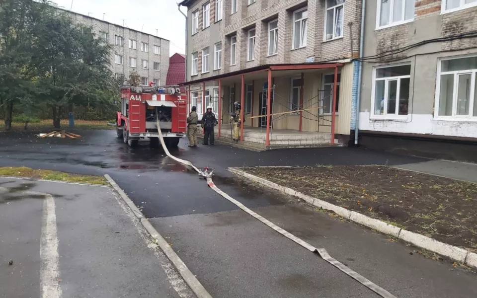 210 детей эвакуировали из школы Барнаула из-за замыкания проводки