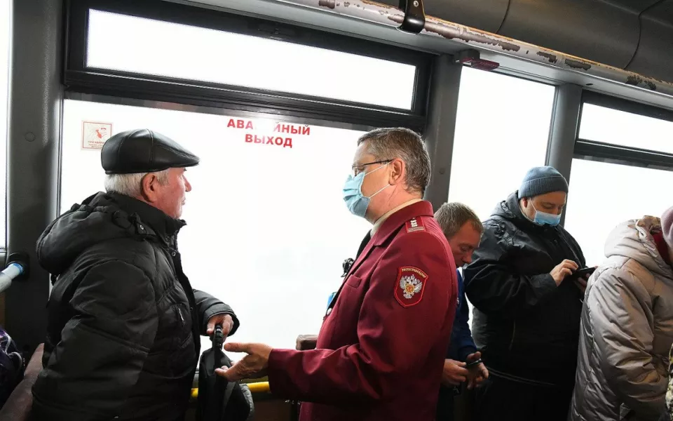 В барнаульском транспорте пересчитали безмасочников
