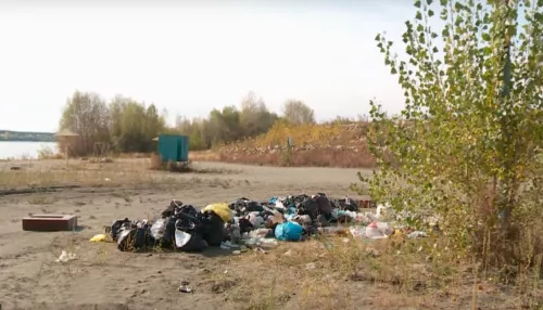 Центральный пляж Бийска утопает в мусоре после купального сезона