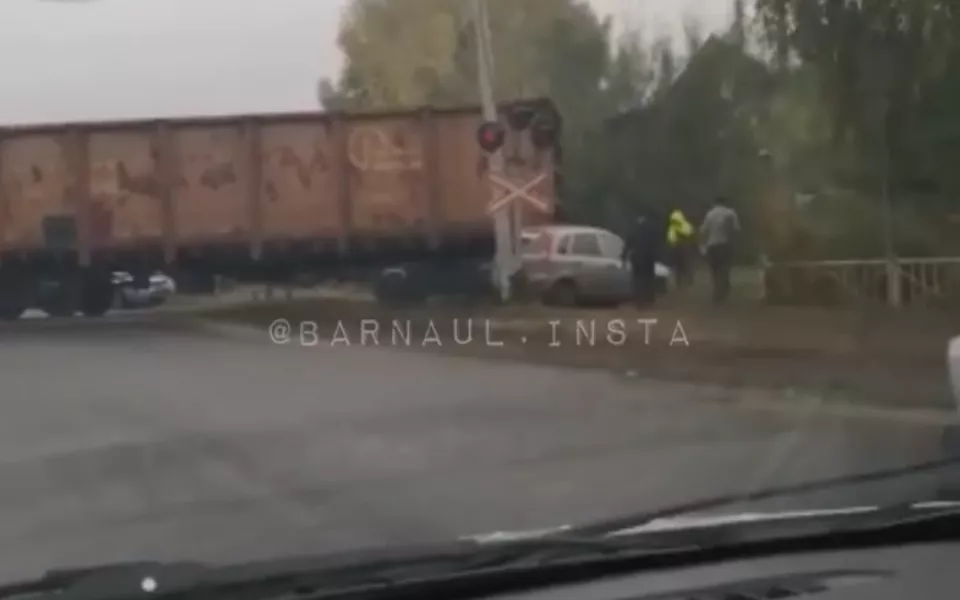 В Алейске поезд смял такси, которое пыталось проскочить пути