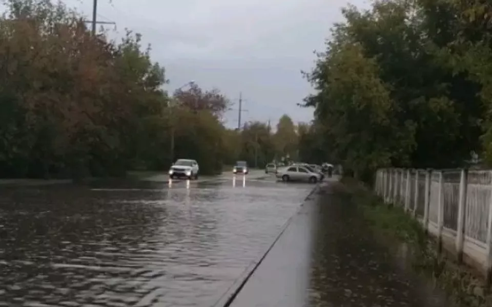 Стало еще хуже: в поселке Барнаула утонула новая ливневка