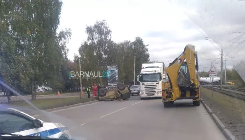 В Барнауле в районе шинного завода УАЗ прилёг на крышу