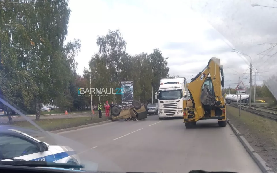 В Барнауле в районе шинного завода УАЗ прилёг на крышу