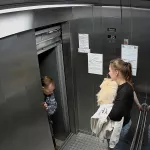 Жильцы одной из барнаульских многоэтажек жалуются на застревающий лифт