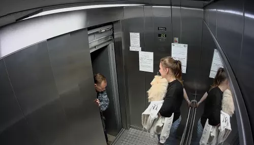 Жильцы одной из барнаульских многоэтажек жалуются на застревающий лифт