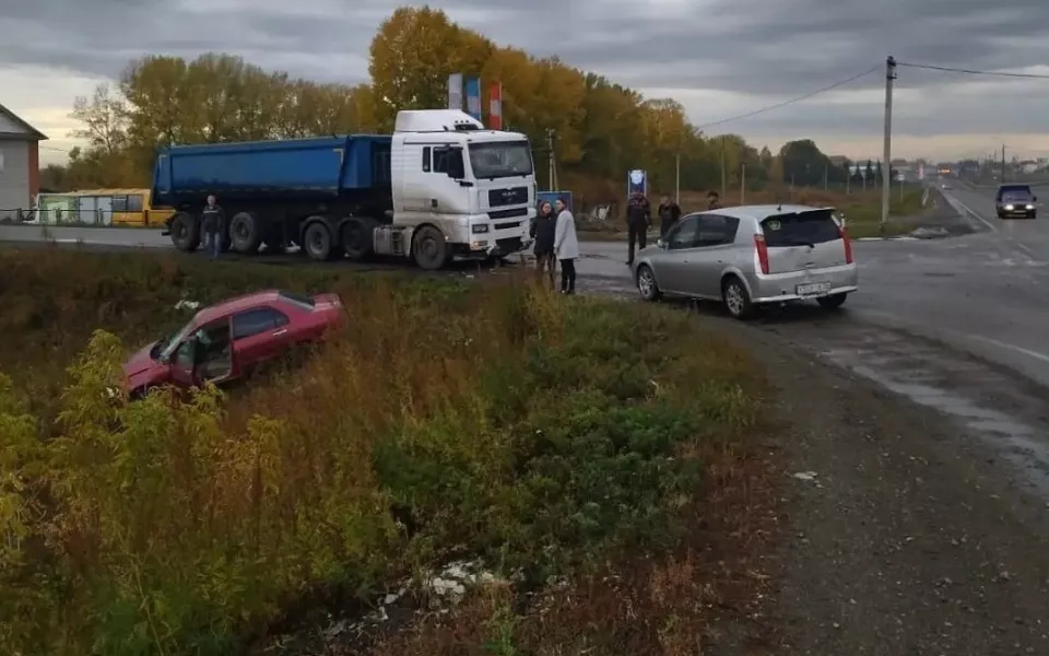 У Бийска девушка-водитель перепутала педали, зацепила фуру и улетела в кювет
