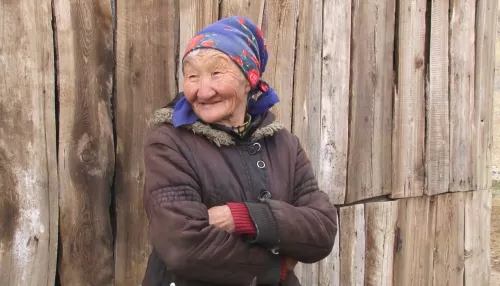 В Горном Алтае 68-летняя женщина живет одна среди гор без связи и света