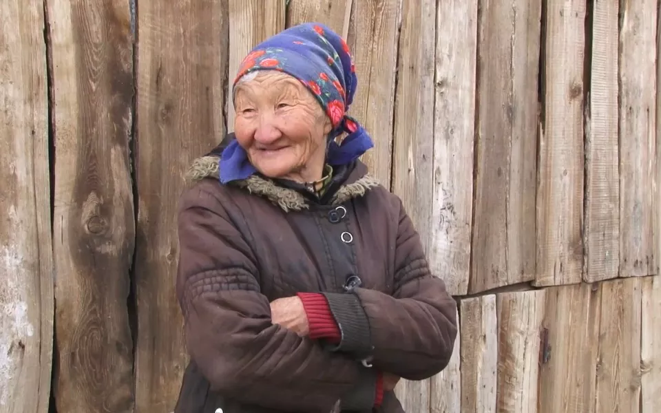 В Горном Алтае 68-летняя женщина живет одна среди гор без связи и света