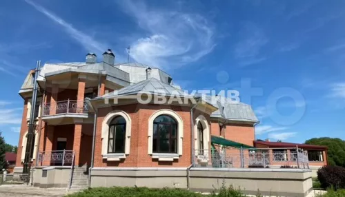 На Алтае продают особняк с громадным гаражом и бассейном за 170 млн рублей