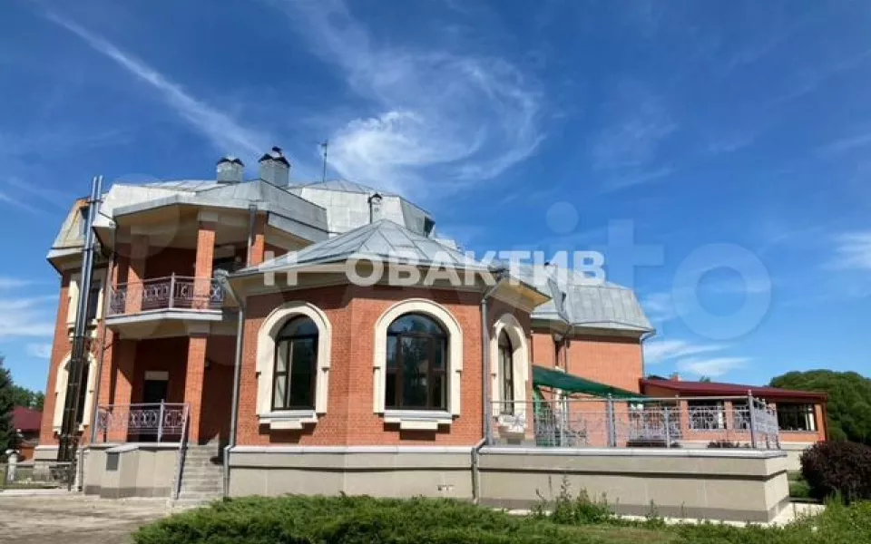 На Алтае продают особняк с громадным гаражом и бассейном за 170 млн рублей