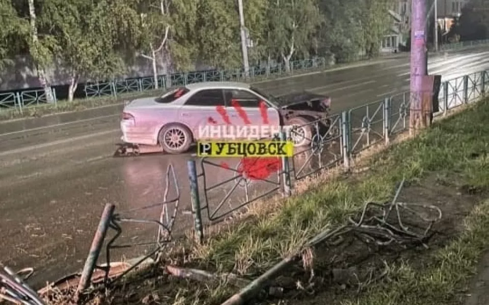 Автомобиль пробил ограждение в Рубцовске - пострадала девушка
