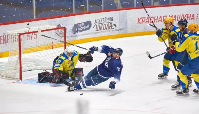А ты не сдерживай слез: хоккеисты Динамо-Алтай провели первый домашний матч