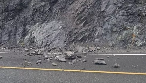 Автомобиль такси попал под камнепад на перевале в Горном Алтае