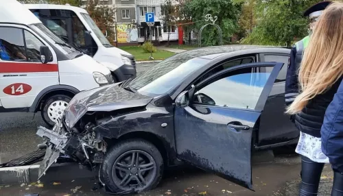 Две легковушки разбились на перекрестке в Бийске – есть пострадавшие