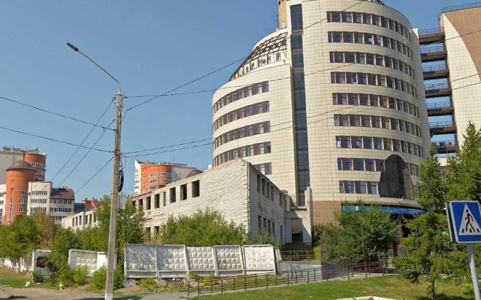 На месте долгостроя у налоговой в центре Барнауле появится новое здание