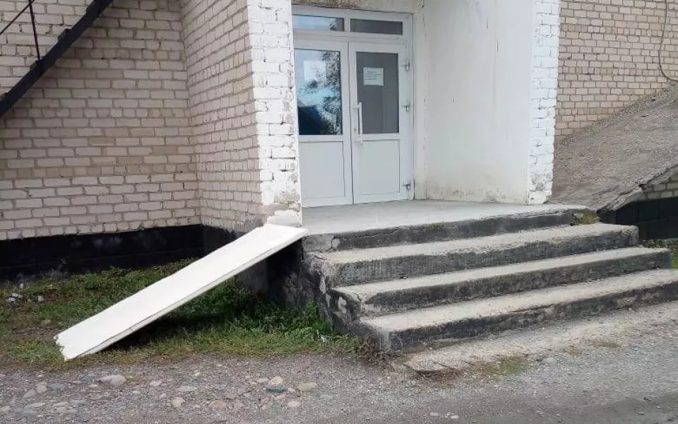 Пациенты алтайской больницы возмутились из-за старой двери вместо пандуса