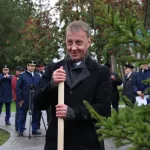 В Барнауле вип-персоны заложили аллею в честь погибших работников прокуратуры