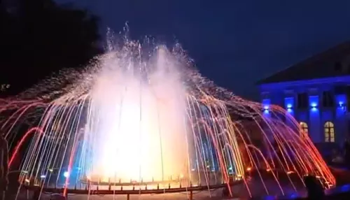 В Новоалтайске запустили светомузыкальный фонтан и сразу закроют