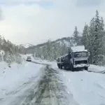 Фуры буксуют на перевалах в Горном Алтае после снежного шторма