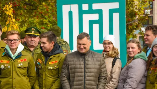 У главного корпуса АлтГТУ установили новый символ университета