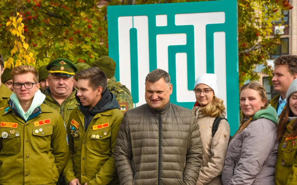 У главного корпуса АлтГТУ установили новый символ университета