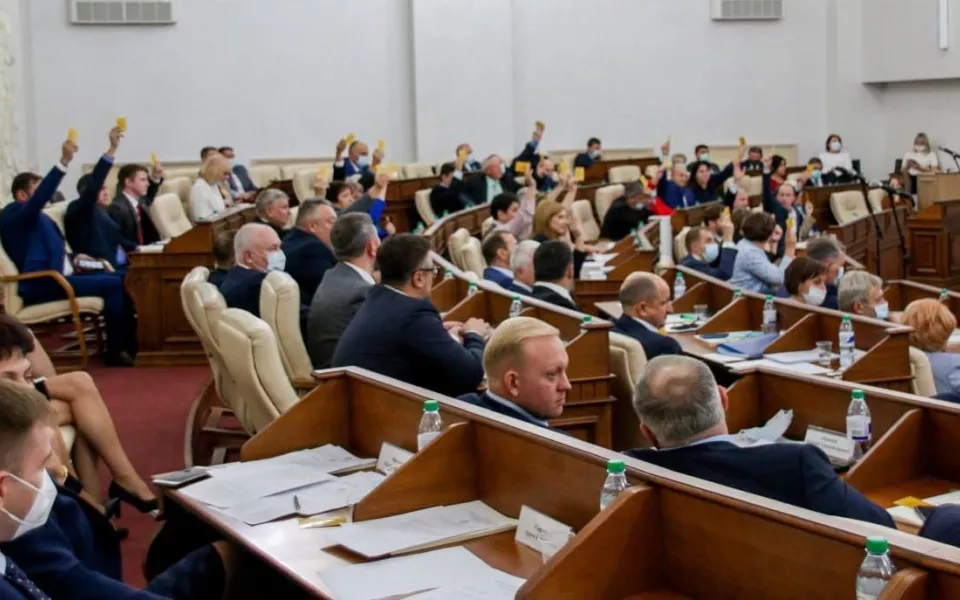 Девять комитетов нового созыва АКЗС возглавили единороссы и два оппозиционера