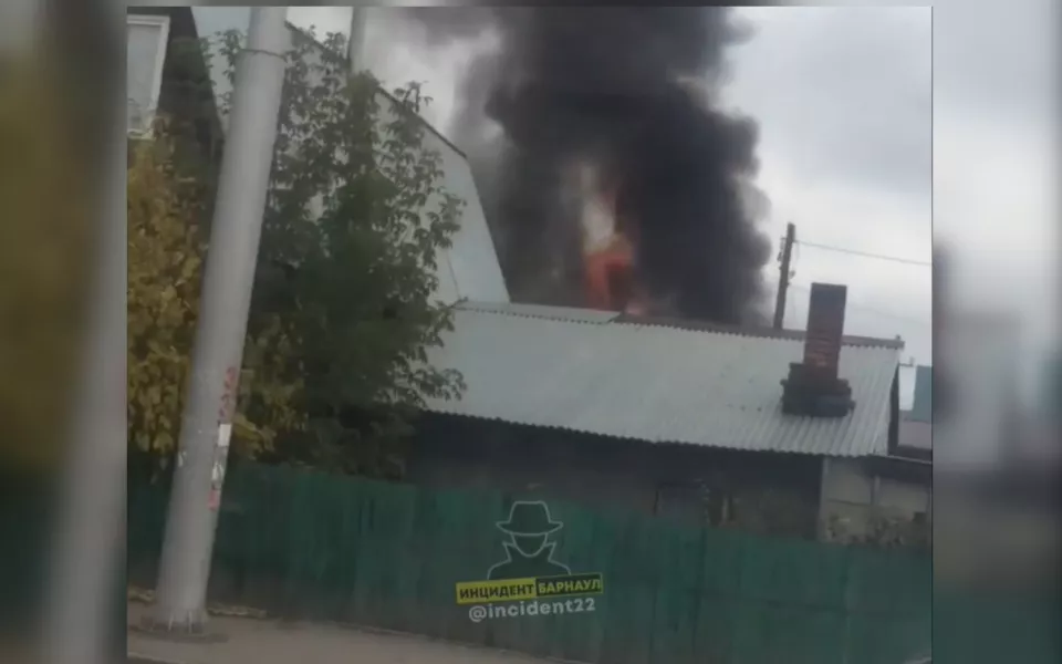 В Барнауле на улице Станционной загорелся частный дом