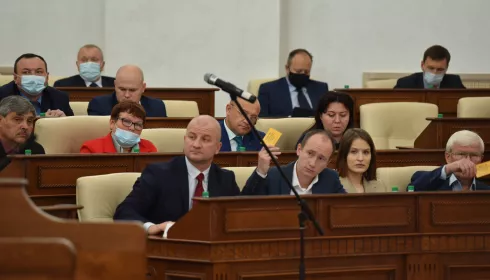 Романенко испугало число непривитых депутатов АКЗС