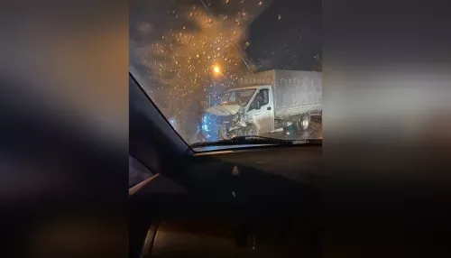 В Барнауле грузовик врезался в ограждение на дороге