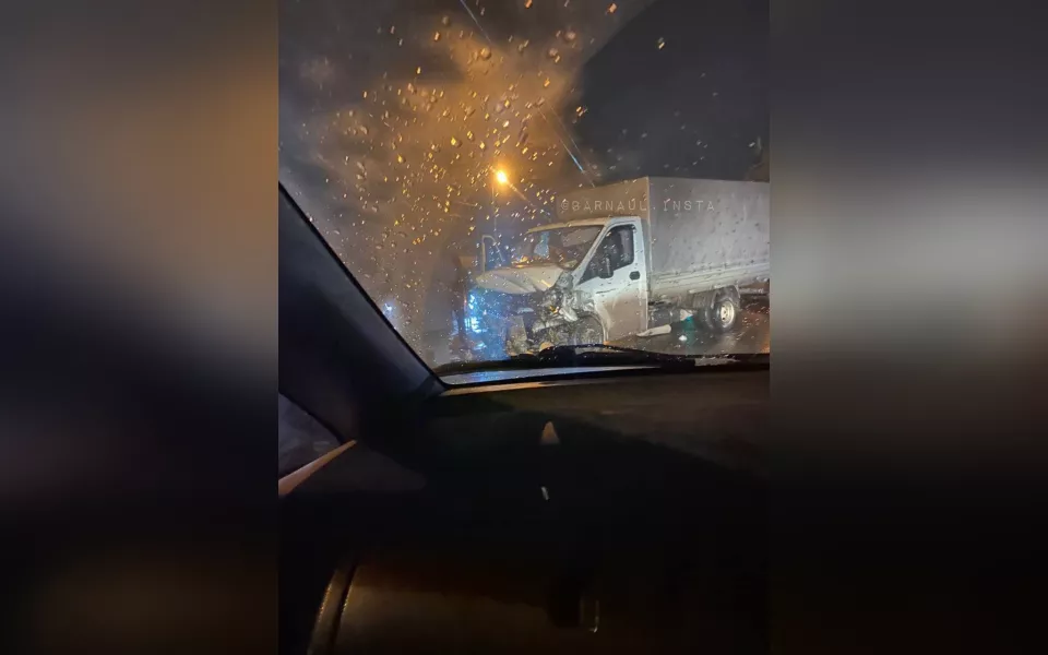 В Барнауле грузовик врезался в ограждение на дороге
