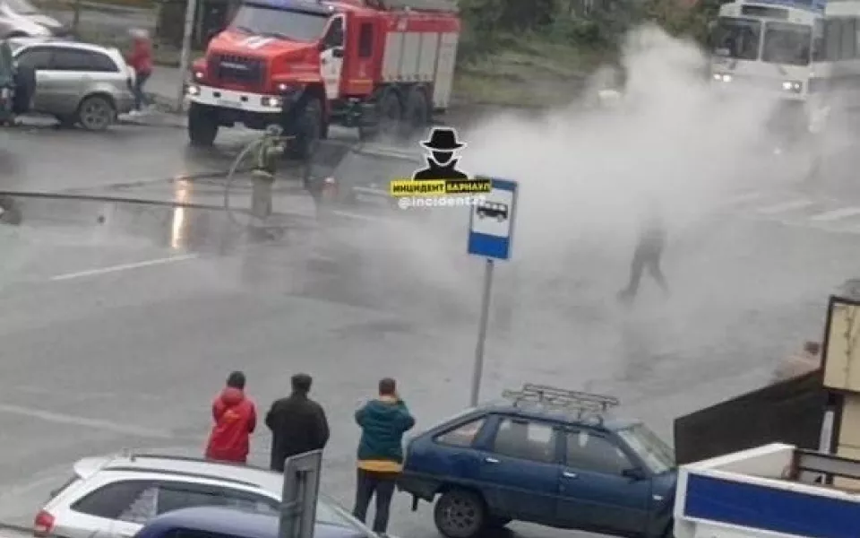 В Барнауле полиция перекрыла движение из-за загоревшегося кроссовера