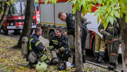 В Барнауле пожарные экстренно спасали аварийный дом от уничтожения