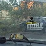 В Барнауле автомобиль охраны врезался в ограждение