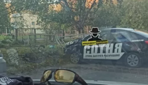 В Барнауле автомобиль охраны врезался в ограждение
