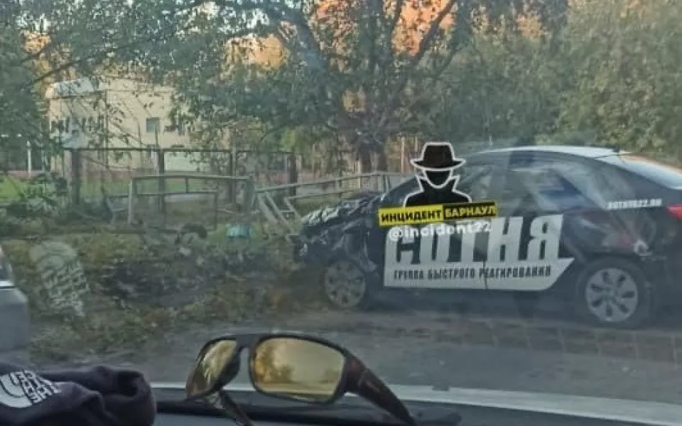 В Барнауле автомобиль охраны врезался в ограждение