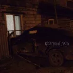 Автомобиль влетел в забор жилого дома после ДТП в Барнауле
