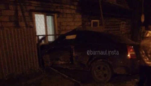 Автомобиль влетел в забор жилого дома после ДТП в Барнауле