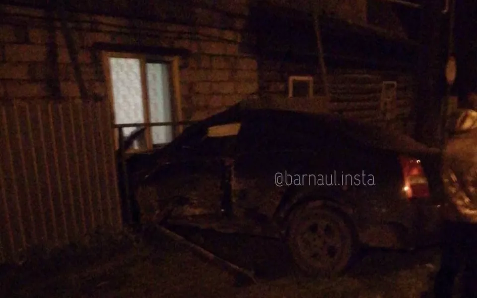 Автомобиль влетел в забор жилого дома после ДТП в Барнауле