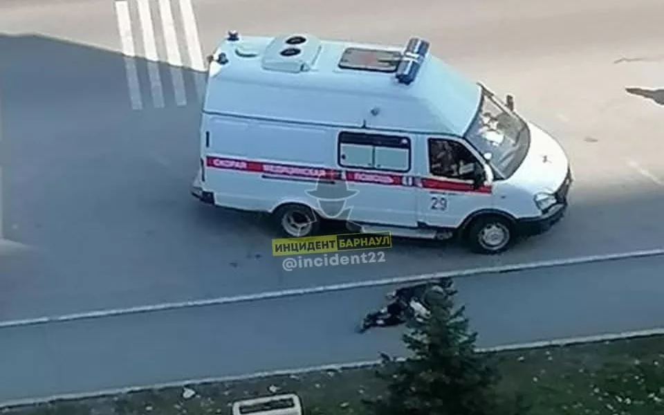 Соцсети: мужчина умер на улице в центре Барнаула