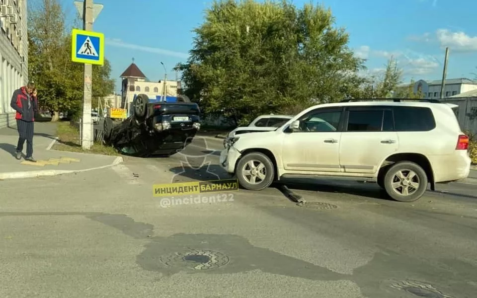 Внедорожник перевернул легковушку в центре Барнаула