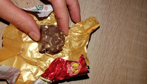 Жительница Барнаула нашла червей в конфетах из популярной сети магазинов